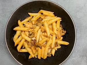 Паста с курицей и грибами под острым соусом